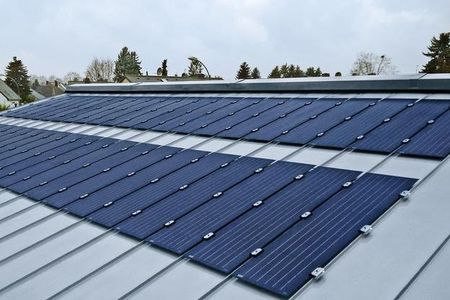 Felsdak met RHEINZINK-PV Dach mit Solar-PV