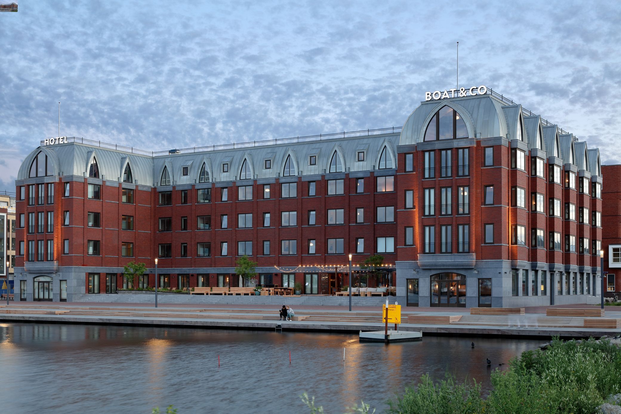 Hotel Boat & Co, Amsterdam, C2C gecertificeerd, RHEINZINK CLASSIC walsblank felsdak, double standing seam technology