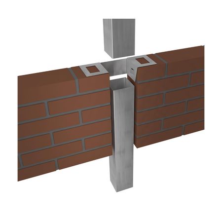 Visualisatie van hoe een RHEINZINK metselwerk beugel in een gevel wordt ingemetseld om een hemelwaterafvoerbuis op zijn plaats te houden.